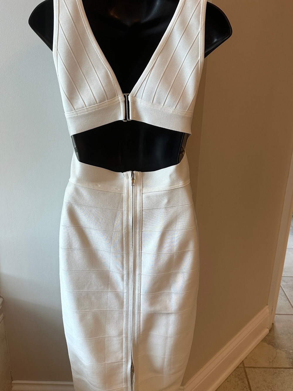 Herve Leger Elegant White V-Neck Sleeveless Dress - Picture 4 of 8